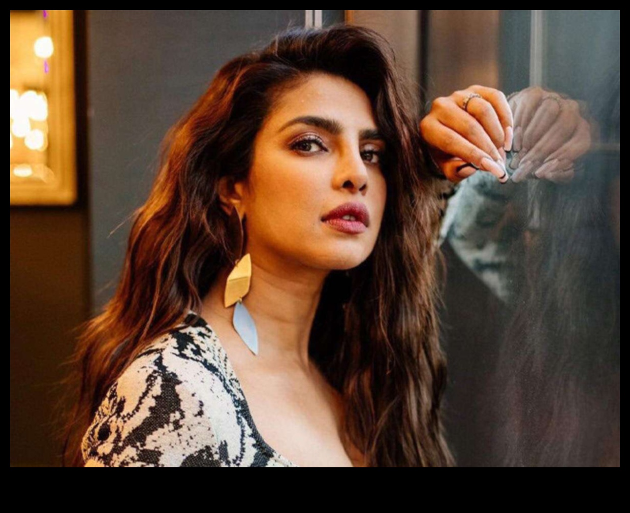 Žilbinošā dīva turpināja zagt uzmanības centrā ar 7 ballītēm gatavām frizūrām 4 Apžilbinošā dīva turpinājums: Uzmanības nozagšana ar ballītēm gatavām frizūrām