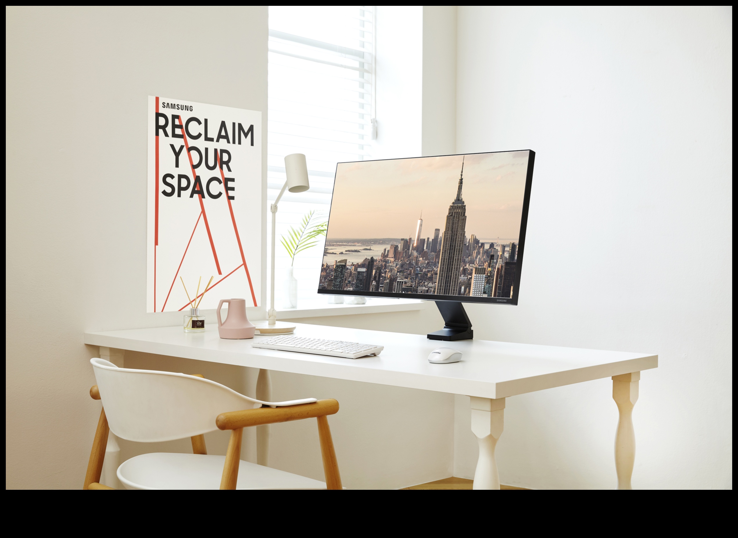 Tehniskais minimālisms: gludi monitori ar tīru dizainu modernām telpām