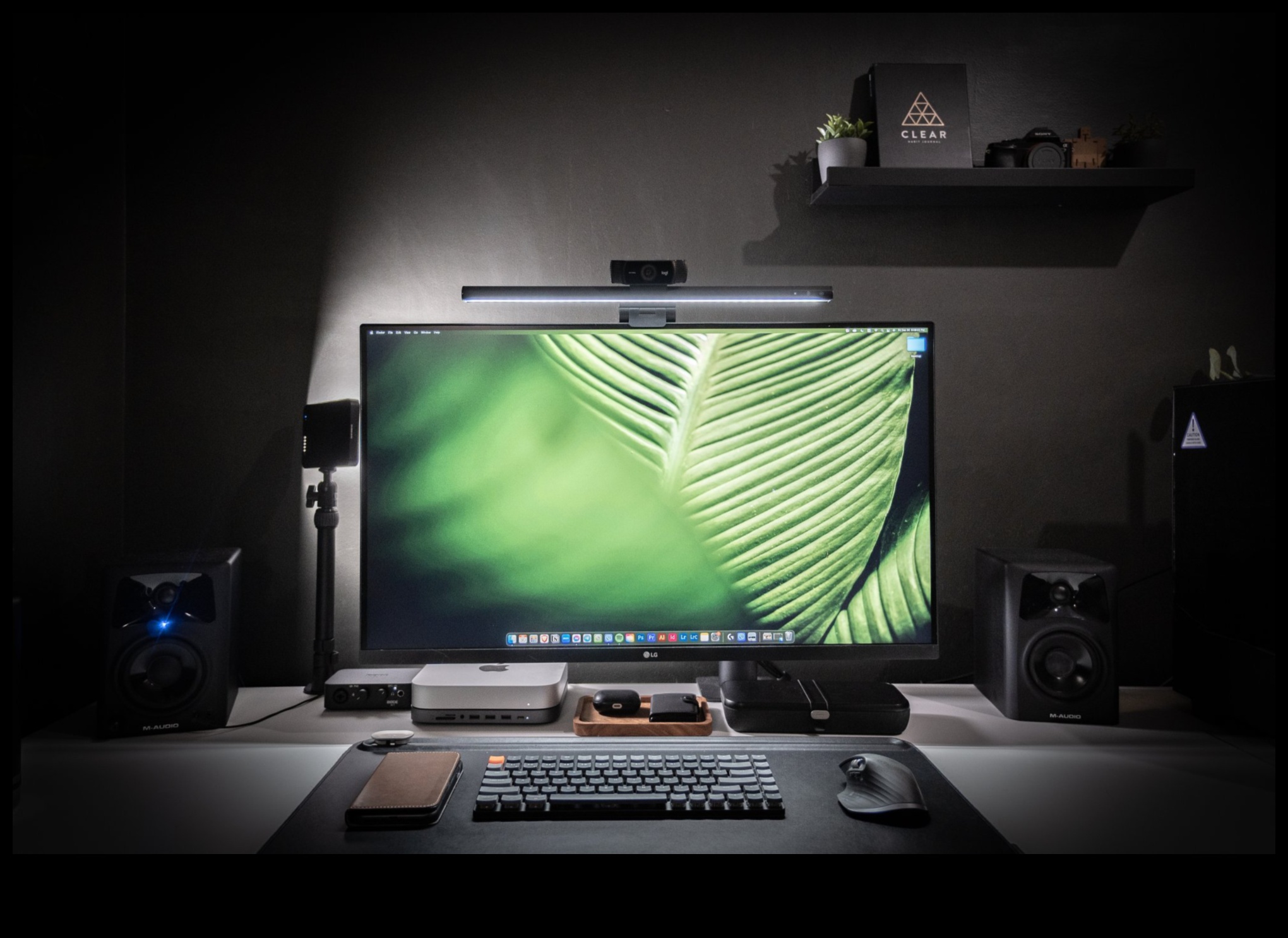 Tehniskais minimālisms: gludi monitori ar tīru dizainu modernām telpām