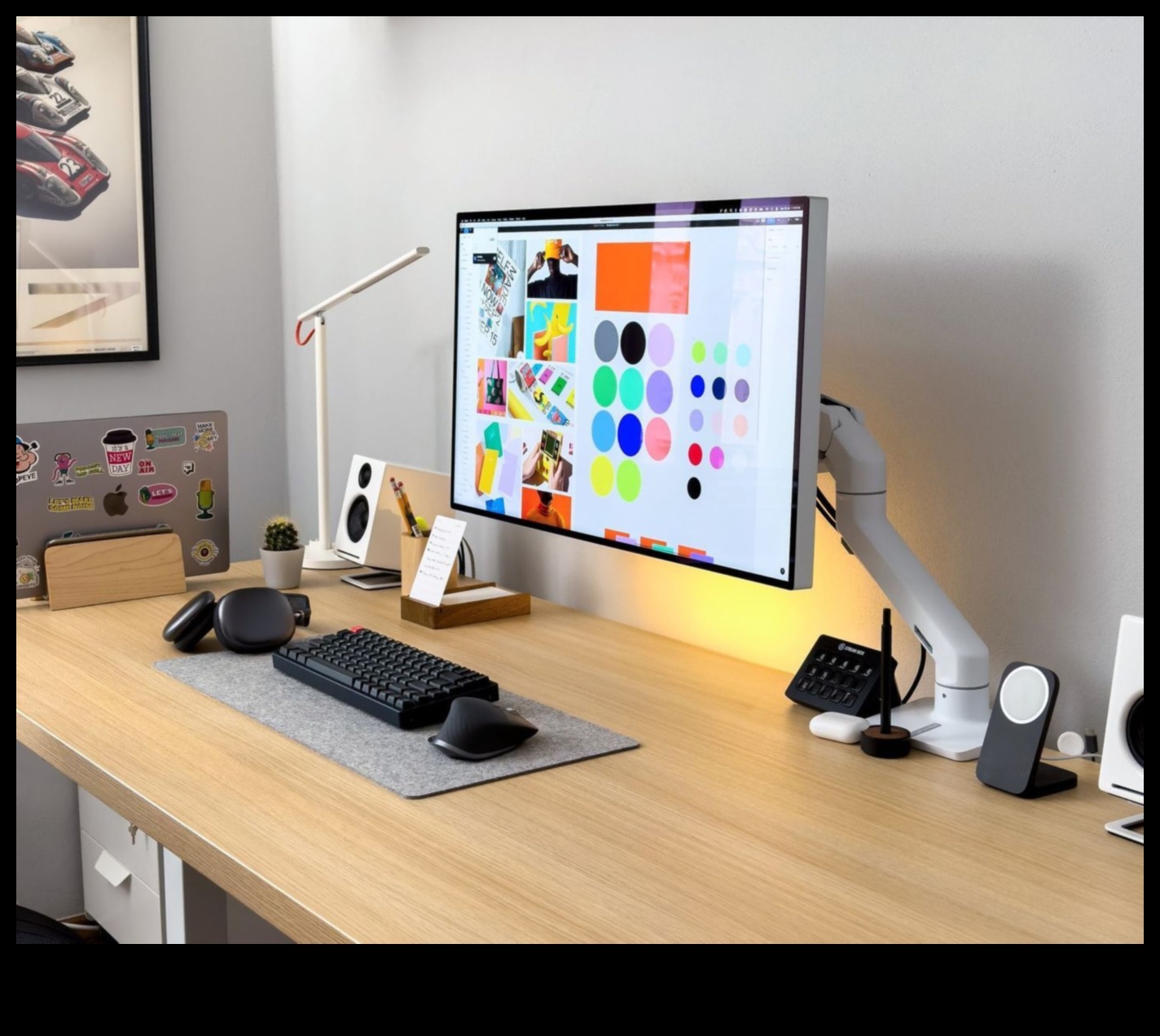 Tehniskais minimālisms: gludi monitori ar tīru dizainu modernām telpām