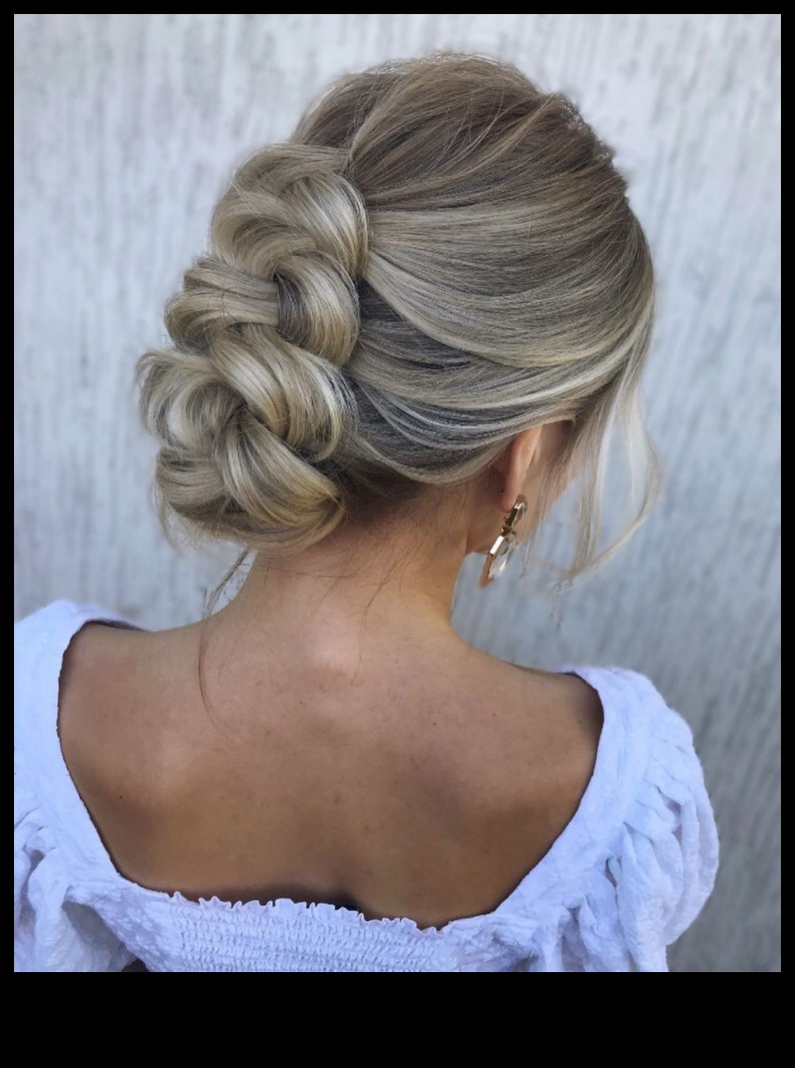 Eleganti jauninājumi: blondas frizūras oficiāliem pasākumiem